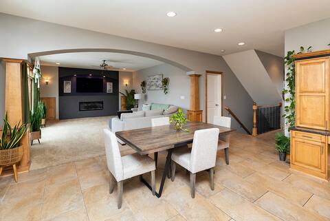 Executive Living 2min to Jordan Creek 6 bed/5 bath