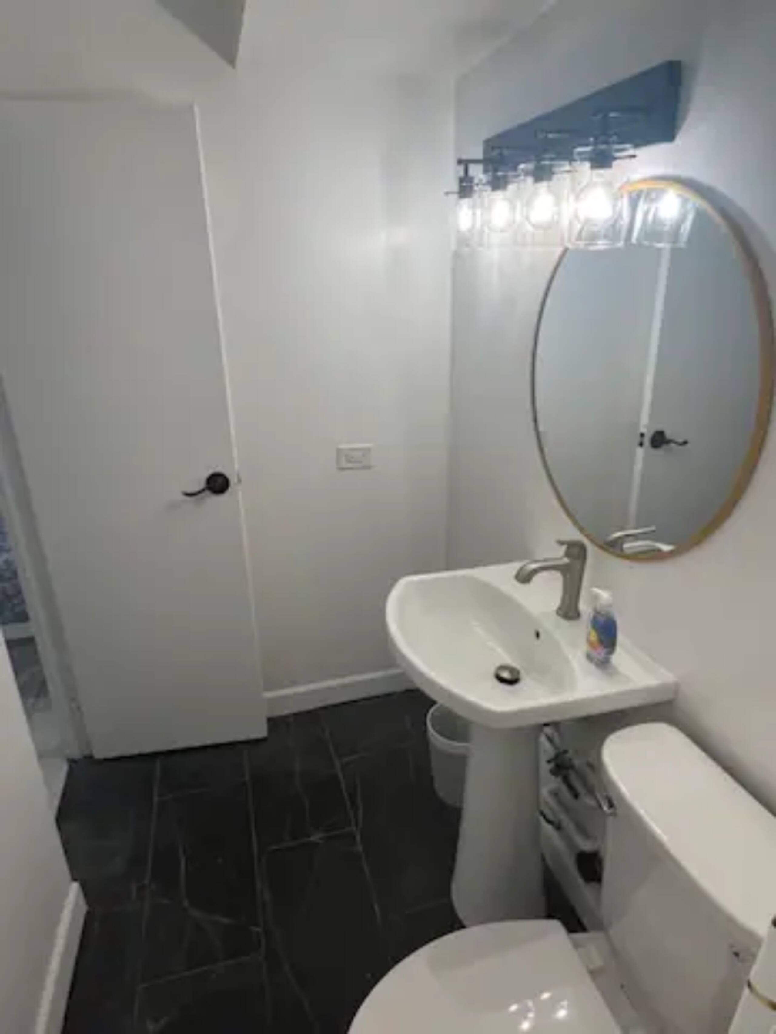 Condo in Honolulu · ★4.73 · 1 bedroom · 2 beds · 1 shared bath - Image 27