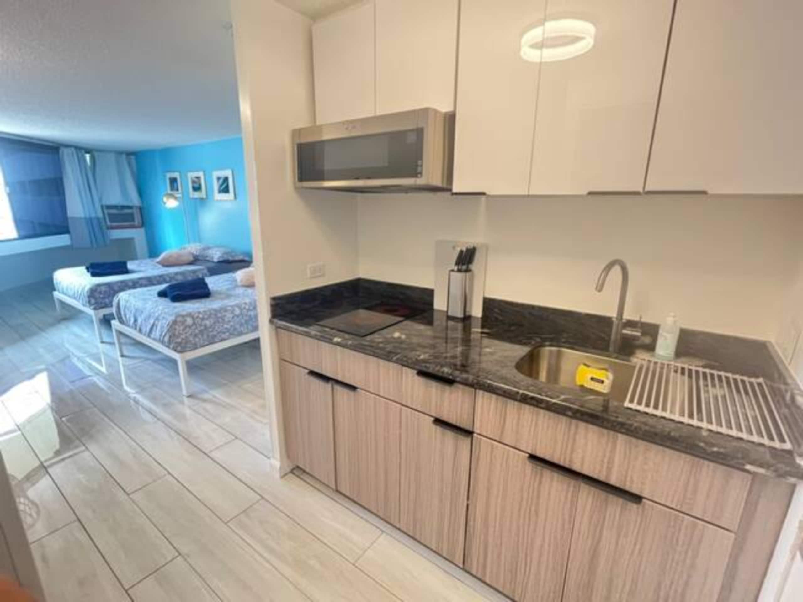Condo in Honolulu · ★4.73 · 1 bedroom · 2 beds · 1 shared bath - Image 2