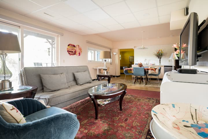 从睡觉到交谈，再到看电视，再到阅读。 这是一张舒适的沙发，可变成一张标准双人床。 儿童和成人发现它超出了预期，枕头提供很好的背部支撑！