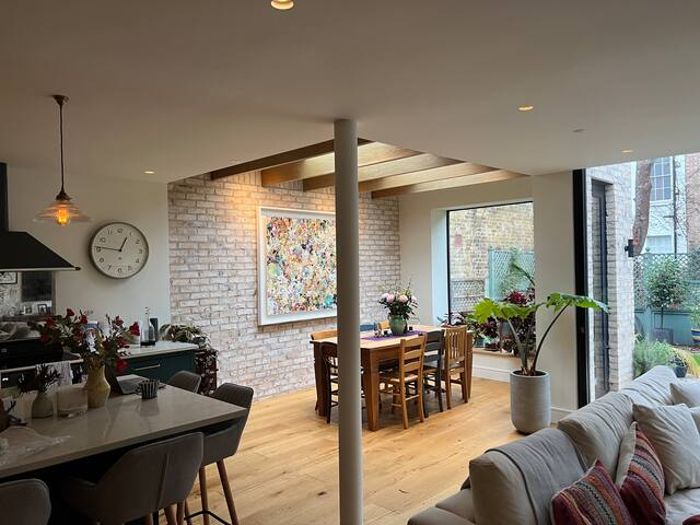 Charming and unique family home off a mews gallery image 4