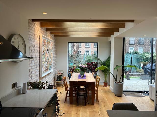 Charming and unique family home off a mews gallery image 3