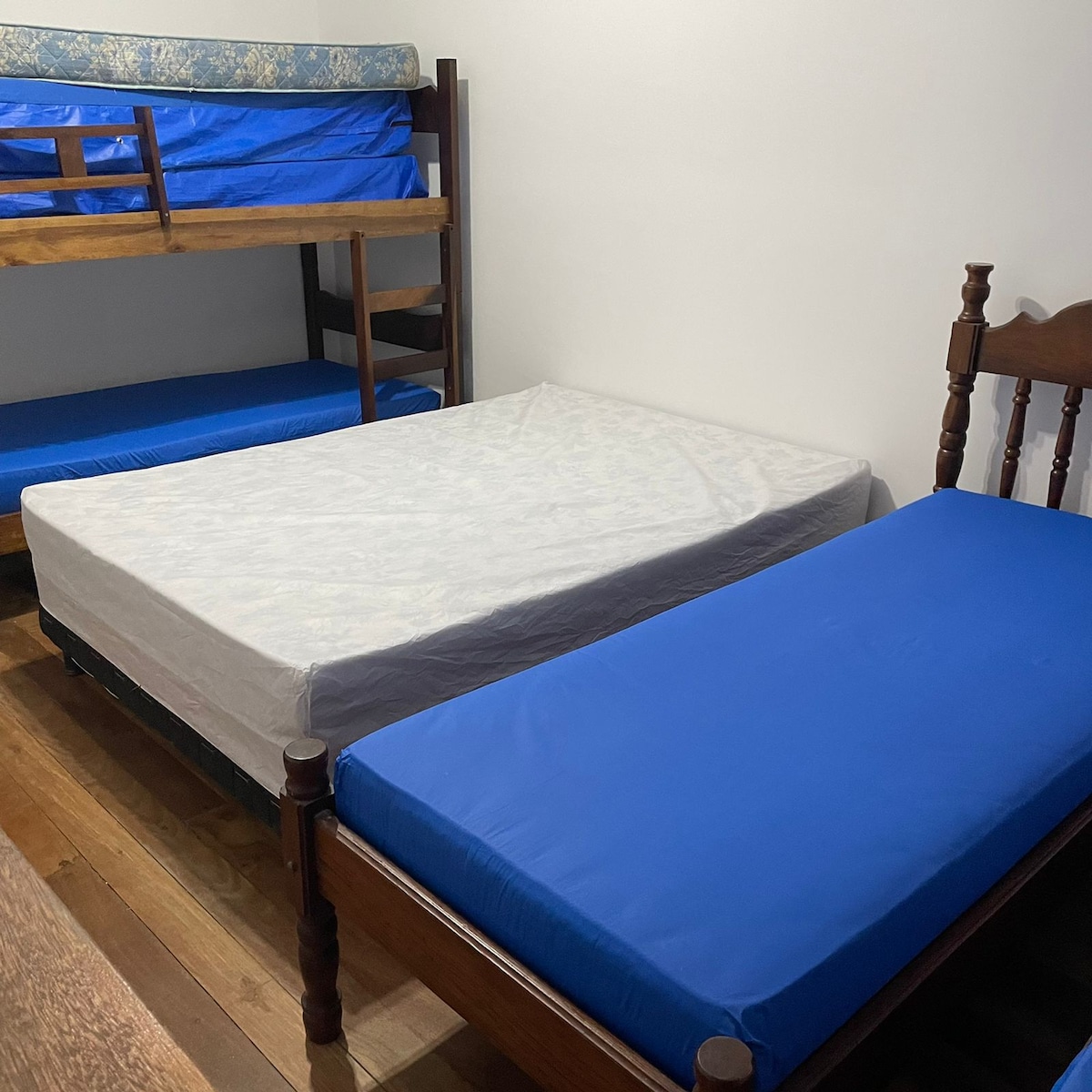 Veća soba
2 kreveta za 1 osobu
1 krevet na kat
1 bračni krevet
* imamo jednostruke madrace 
* U dnevnom boravku imamo kauč na razvlačenje
