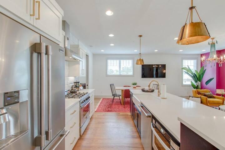 NEW- Downtown Broadway Getaway gallery image 4