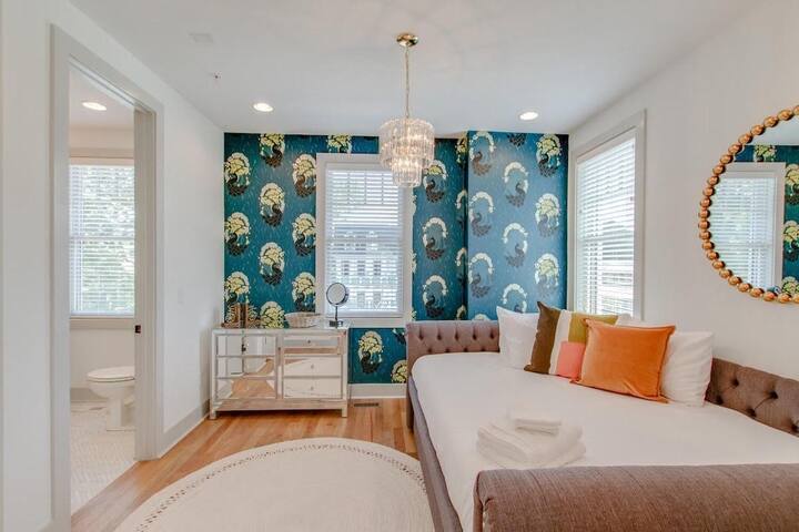 NEW- Downtown Broadway Getaway gallery image 3