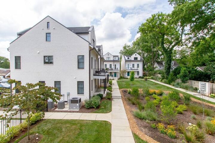 NEW- Downtown Broadway Getaway gallery image 2