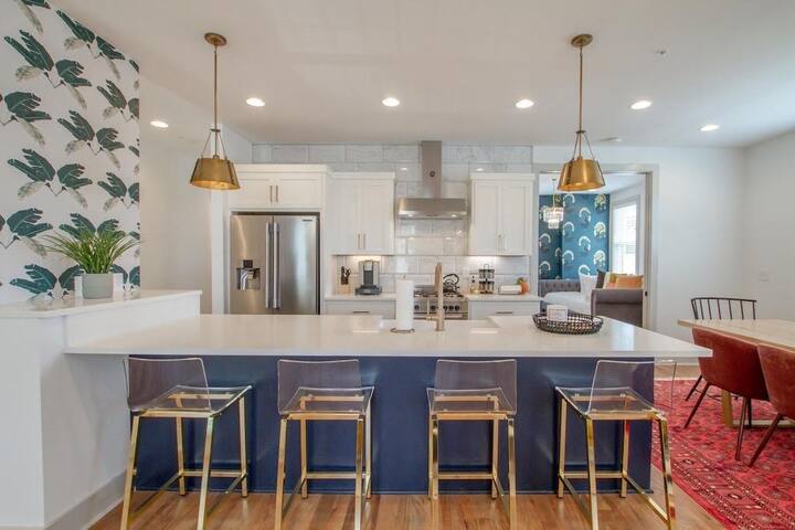 NEW- Downtown Broadway Getaway gallery image 5