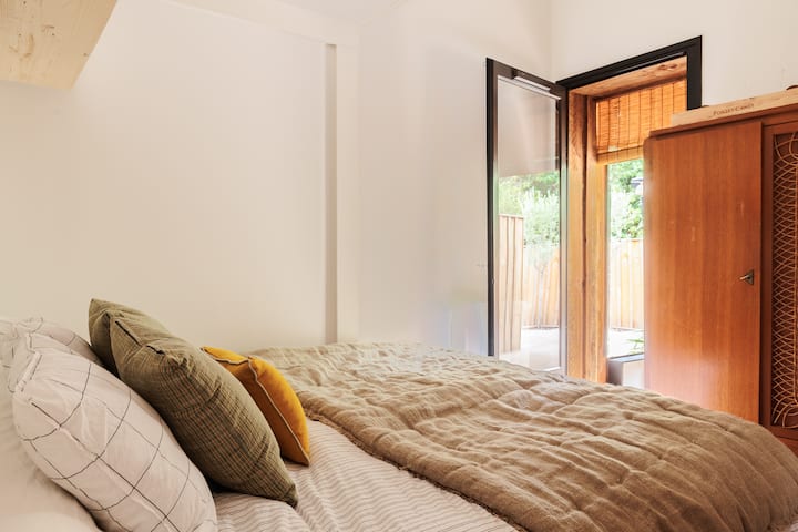 غرفة النوم 2، مع إمكانية الوصول إلى التراس الثاني. أسرّة فاخرة مع 160 مرتبة. خزانة ملابس وخزانات.