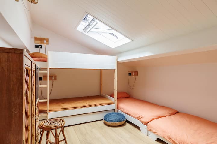 غرف نوم بسريرين مفردين.
مع فيلوكس ونافذة داخلية صغيرة.
خزانة ملابس عتيقة ومحمولة.
الحمام عند الهبوط.