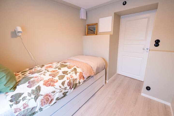 تحتوي غرفة النوم 2 على سرير واحد (90 × 200) وسرير قابل للسحب (90 × 200) تحته. نظرًا لأن الغرفة صغيرة جدًا ، فإن سرير السحب مناسب تمامًا لطفل ،  ولكن بعد ذلك الخيار لك :)