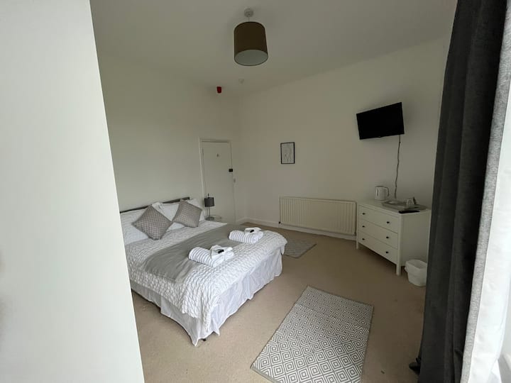 1 Bedroom Room  With En-suite Shower - Clevedon