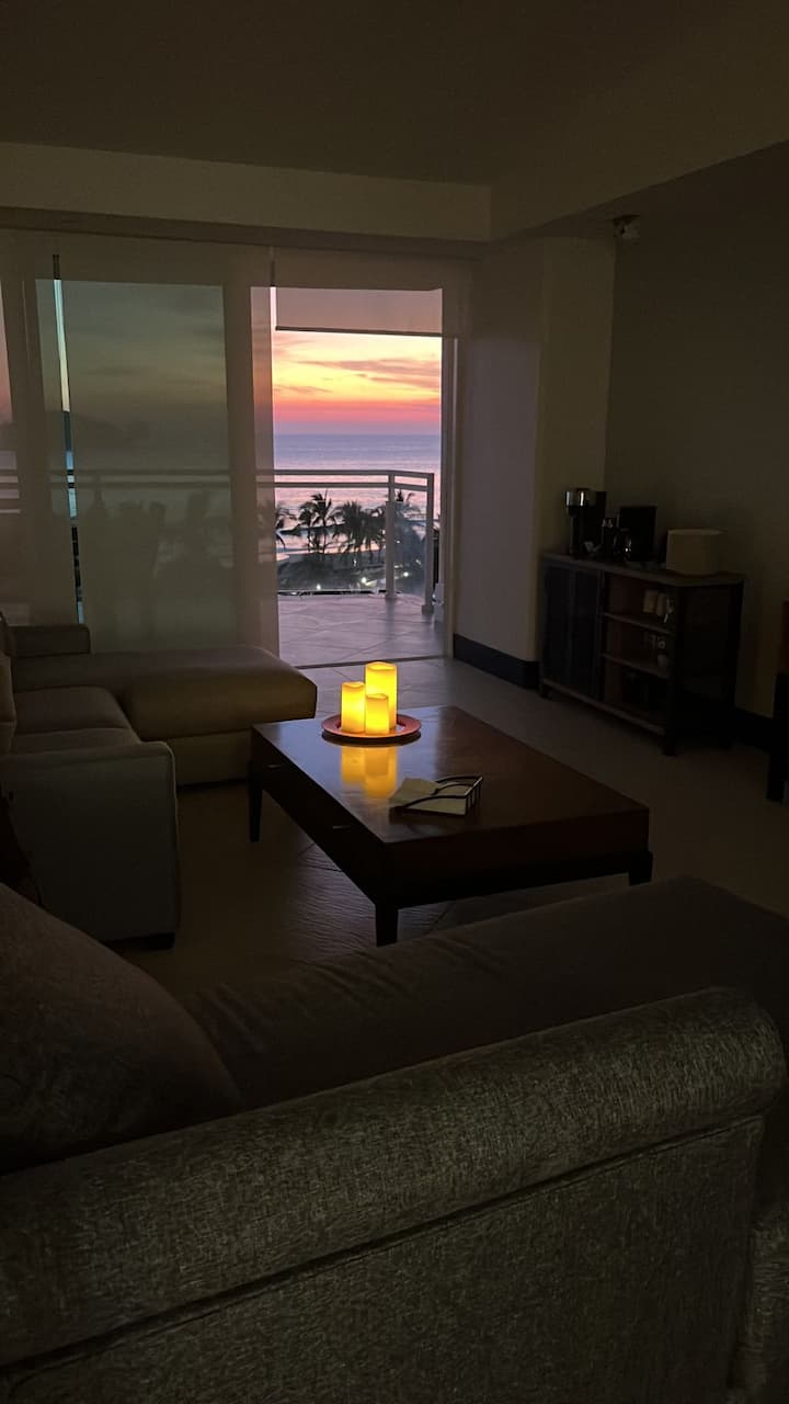 Nyd de smukkeste solnedgange direkte fra stuen,  din terrasse og spisebordet.