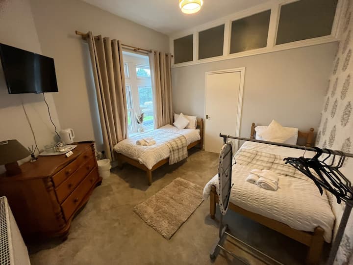 1 Bedroom Room With En-suite Shower - Clevedon