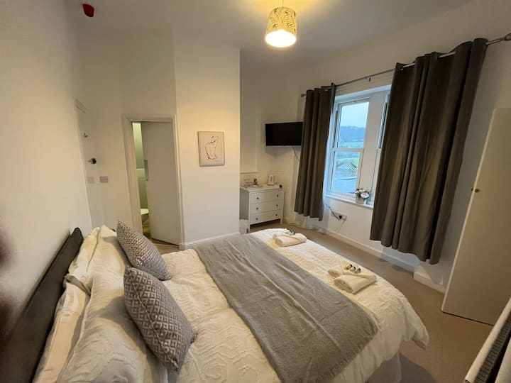 1 Bedroom Room  With En-suite Shower - Clevedon