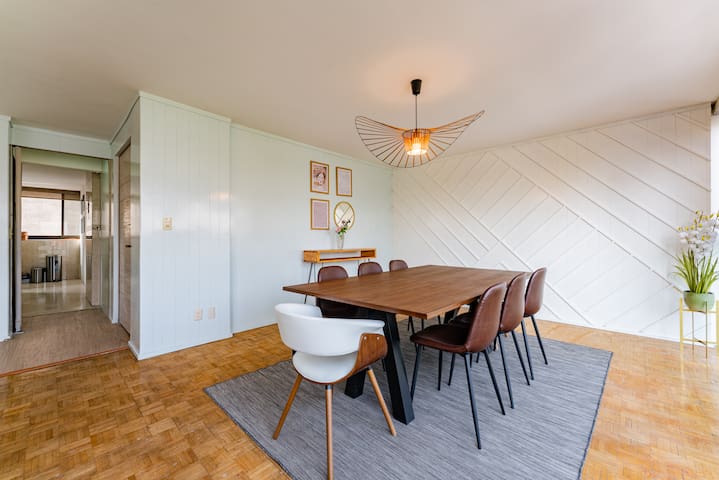 Spacious Apartment with Mid-Century Charm gallery image 5