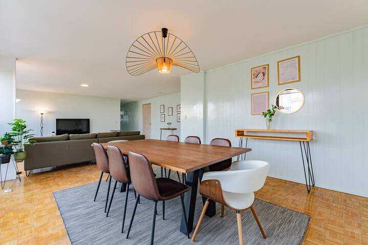 Spacious Apartment with Mid-Century Charm gallery image 4