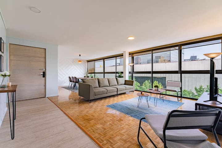 Spacious Apartment with Mid-Century Charm