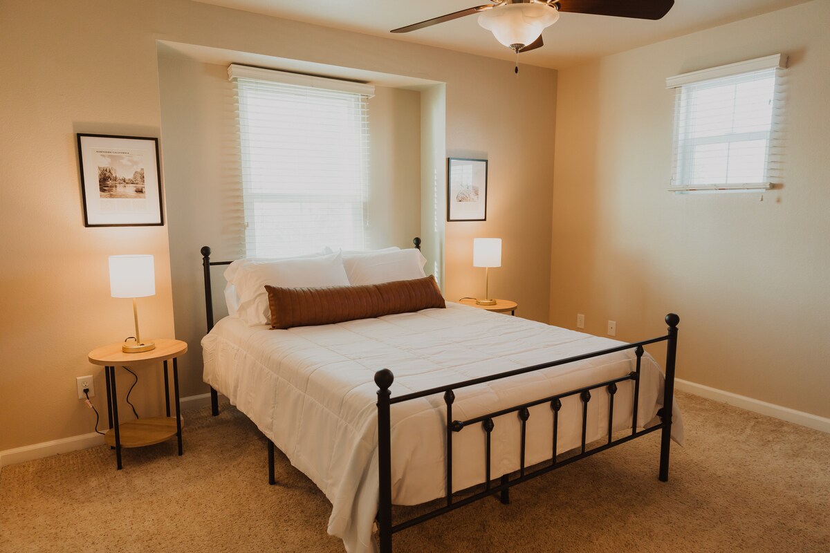 Glavna spavaća soba ima udoban, plišani bračni krevet, ormar s ostavom i vješalicama, pametni TV s Roku streamingom i vlastitu kupaonicu.