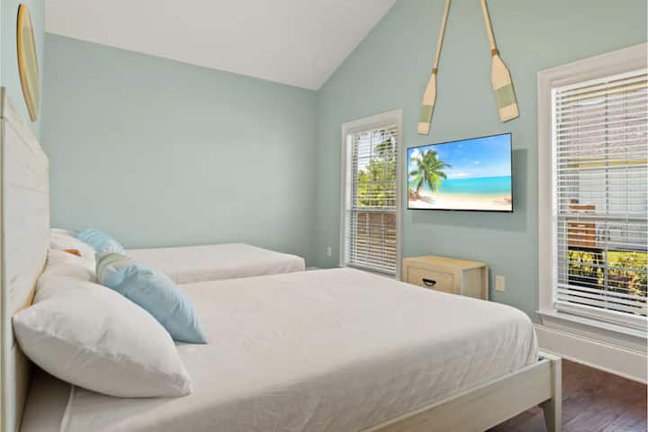  The second bedroom offers two queen beds and a Smart HDTV. 