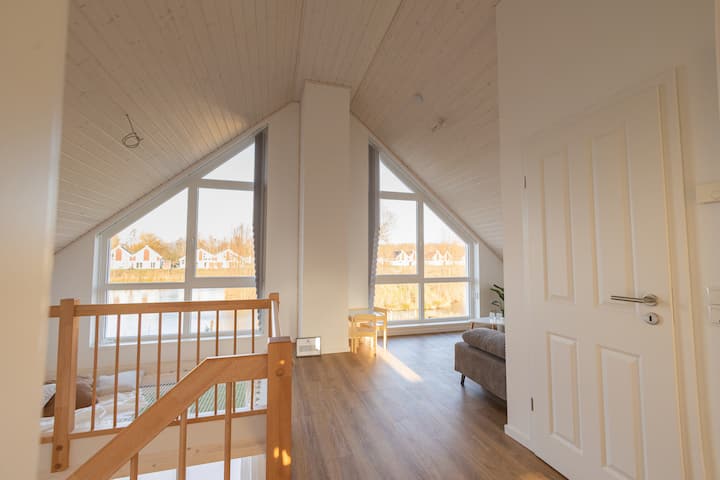 Მსუბუქი შევსებული ზედა სართულიდან იშლება განსაკუთრებული ხედი ტბაზე, განსაკუთრებით ლოფტის ქსელიდან:)