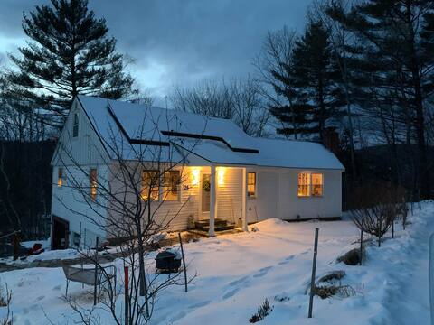 Cozy hilltop cottage near ski resorts w/EV charger