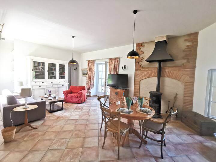 Sala de estar (sofá cama, sillón, TV) y comedor con estufa de leña (leña incluida bajo petición)