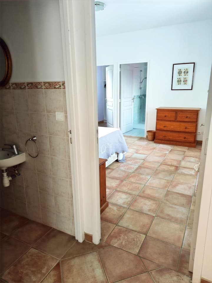 Vista desde el pasillo hasta el aseo y la habitación independientes