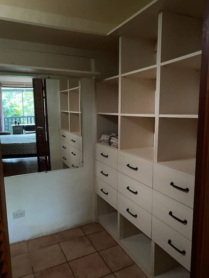 Kabati kubwa la nguo 