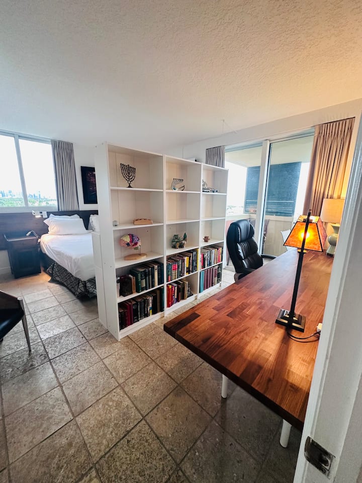 Espacio de trabajo en el dormitorio principal 