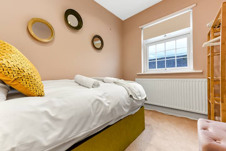 Уютна спалня с удобно легло, прозорец, позволяващ естествена светлина, и просторен гардероб за удобно съхранение. Идеално за релаксиращ престой.