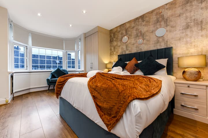 Уютна спалня с удобно легло, прозорец, позволяващ естествена светлина, и просторен гардероб за удобно съхранение. Идеално за релаксиращ престой.