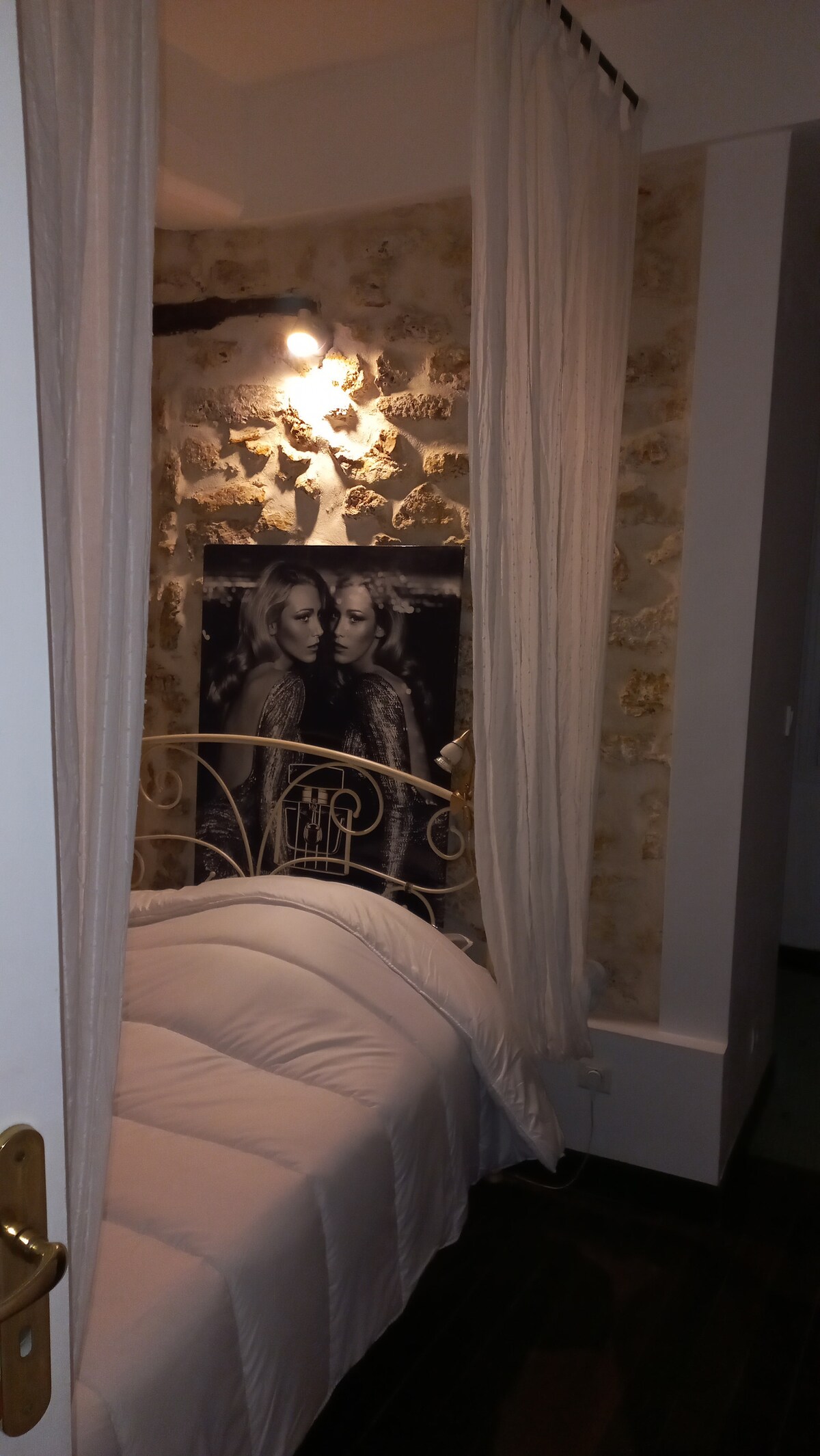 غرفة نوم 2 مقاعد مع خزانة ملابس وطاولة خلع الملابس