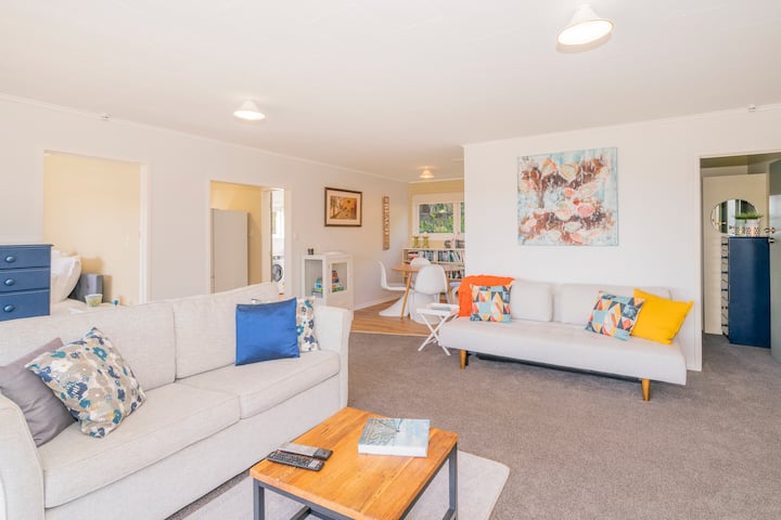 Spacious Beach Unit Sea-views Couples &/Or Guests - Whitianga