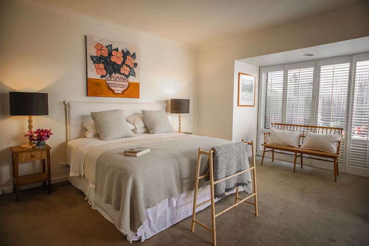 Luxury beach house Peterborough gallery image 4