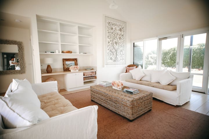 Luxury beach house Peterborough gallery image 2