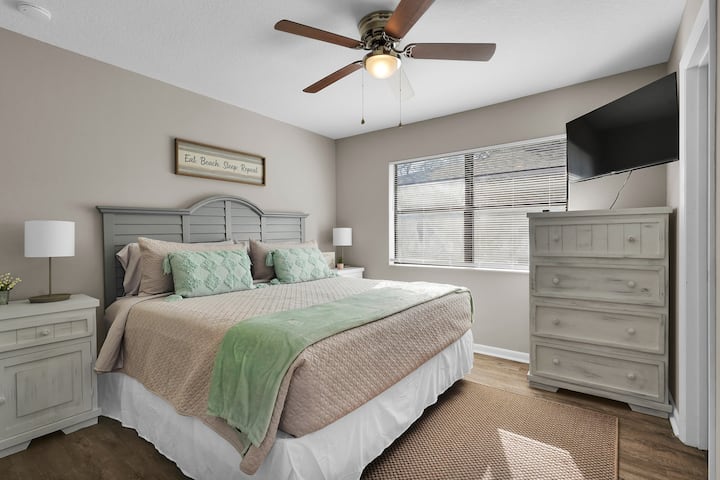 Glavna spavaća soba s bračnim krevetom i pametnim TV-om