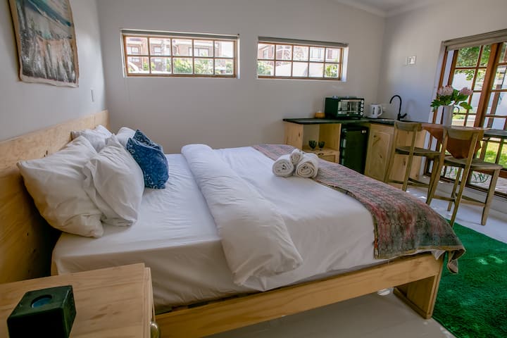 Beautiful Guest Cottage On Oceanfront Property - Jeffreys Bay