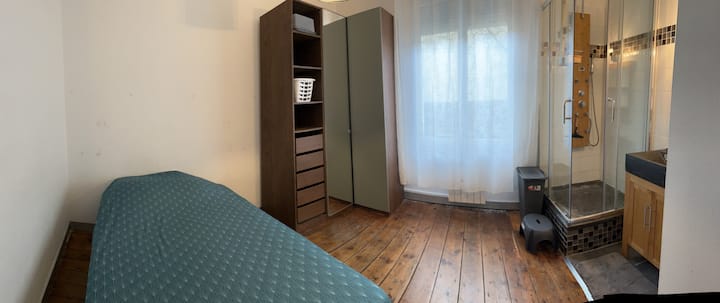 Soveværelse med seng 140 x 190 påklædningsværelse og brusebad