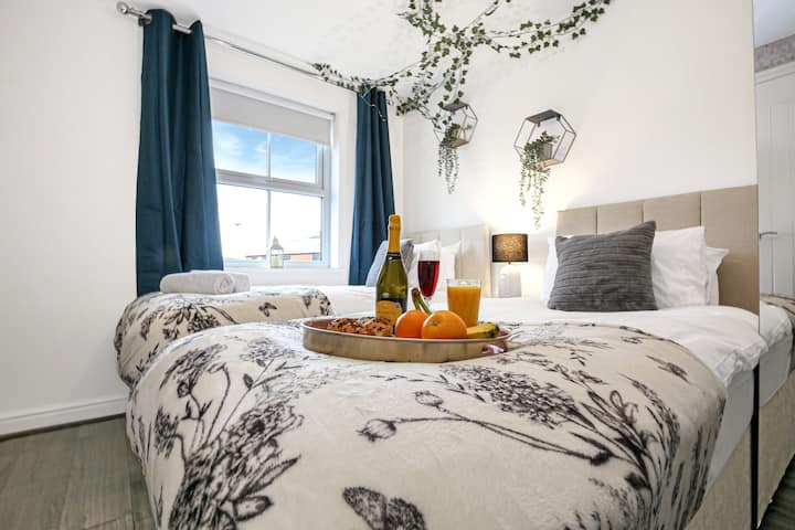 בחדר שינה 3 יש טלוויזיה חכמה עם מנוי לנטפליקס ומיטת רוכסן נוחה המוגדרת כשתי מיטות יחיד כברירת מחדל או שניתן לרכוס יחד כדי ליצור מיטת קינג סייז על פי בקשה.