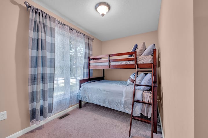 Pacha juu ya kitanda kamili kwa ajili ya watoto! Chumba hiki kiko karibu na chumba kikuu cha kulala na kwenye ghorofa ya 1 na kukifanya kifikike kwa urahisi kwa watoto wadogo. 