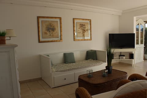 Popular Airbnb listing: La Napoule village apartment rated 4*, quiet in Mandelieu La Napoule