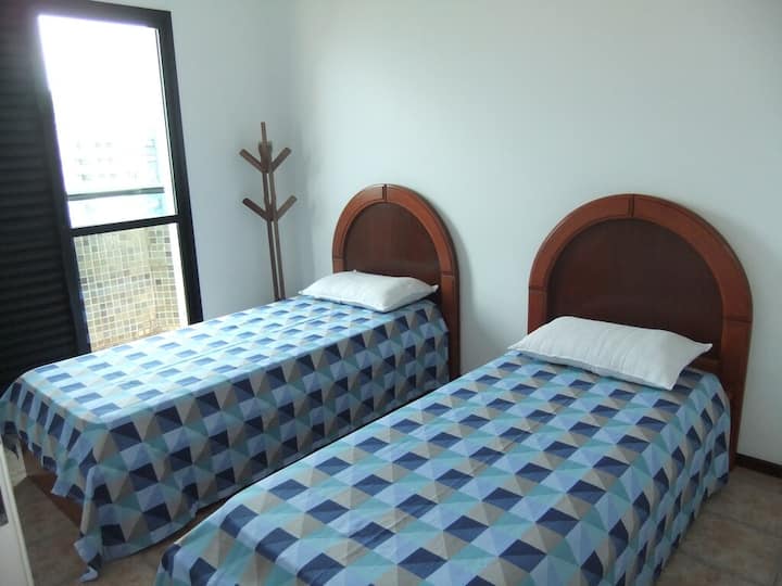 غرفة 2 بسريرين فرديين وسرير إضافي ومكيف هواء وشرفة