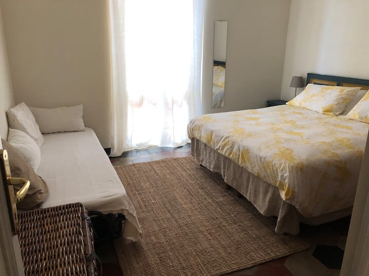 Soveværelse med queensize-seng og ekstra enkeltseng