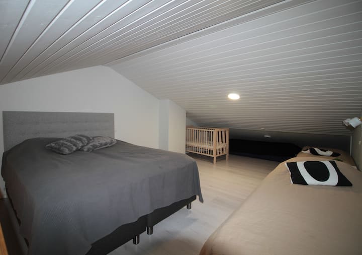 El loft acaba de ser renovado con una lujosa cama Crown Tank y dos camas de colchón. Además, una cuna. Hay un ventilador de torre disponible en el loft para reciclar el aire. 