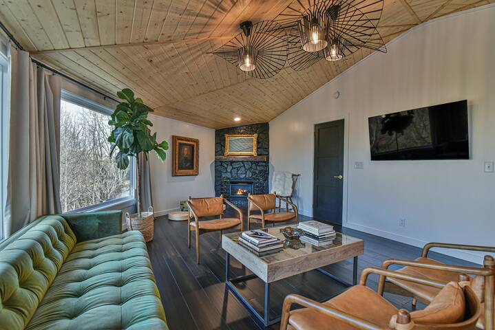 Sophisticated, modern, & unique. 5 miles downtown gallery image 3