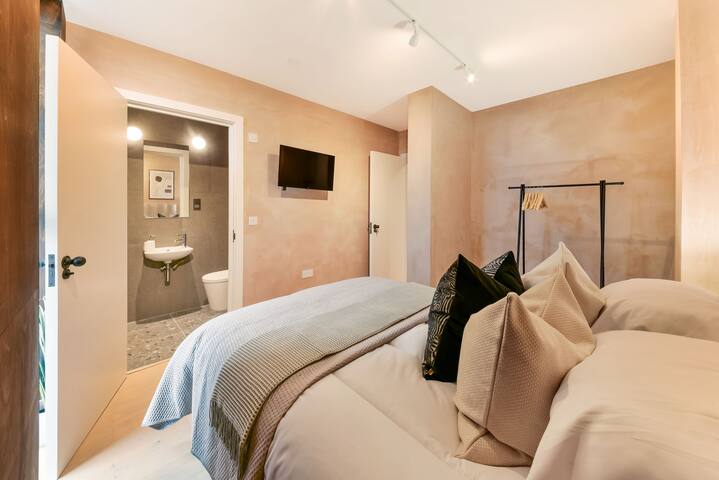 Beautiful Flat in Hipster Hackney | Very Spacious! gallery image 4