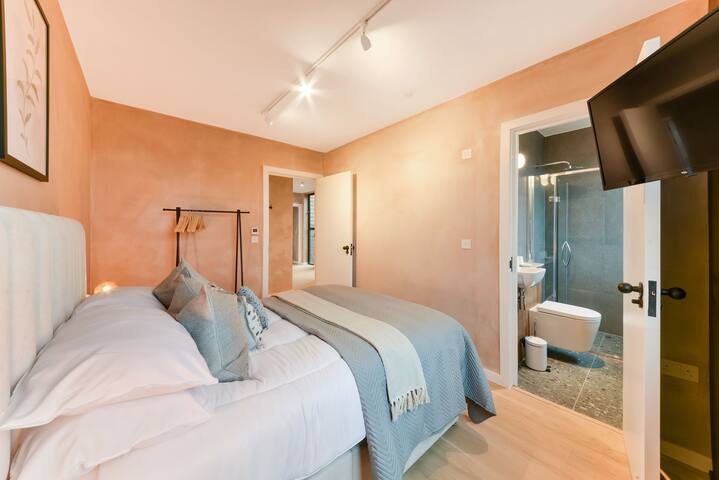 Beautiful Flat in Hipster Hackney | Very Spacious! gallery image 3