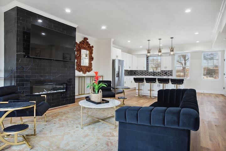 Stylish Luxe Penthouse Skyline View Deck - Kansas City, MO