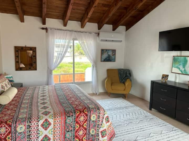  ห้องมาสเตอร์สวีทส่วนตัวระดับบนขนาดใหญ่พร้อมเพดานคานเปิดจากไม้มะพร้าว เตียงขนาดคิงไซส์และฟูกพร้อมเครื่องปรับอากาศในห้องน้ำใหญ่และทีวีติดผนังจอแบนพร้อมระเบียงส่วนตัวพร้อมวิวมหาสมุทรแปซิฟิกแบบพาโนรามา