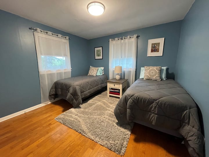 舒适的双床卧室。